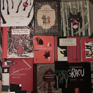 Várias versões ilustradas do Capuchinho Vermelho.