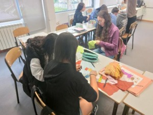 Alunos na elaboração do projeto