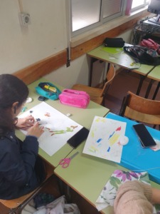 Colagem de tecidos cortados.