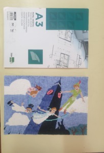 Trabalho A3 ao lado de um bloco A3 de folhas de desenho.