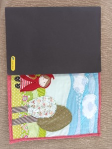 comparação com um caderno de capa preta A4