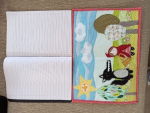 comparação com um caderno de capa preta A4