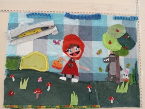 Visão global do trabalho com medidas: A3 (297X420)
O Capuchinho Vermelho em Tecido 
Capuchinho Vermelho em versão têxtil: arte, cor e interpretação!