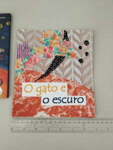Na realização do trabalho tentamos manter as medidas reais do livro. 
largura - 17,5cm