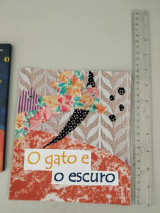 Na realização do trabalho tentamos manter as medidas reais do livro.
comprimento - 19,5cm