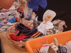 Mostra de trabalhados recriados com roupas usadas, jogos