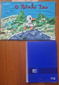 Trabalho em A3 fotografado ao lado de um caderno A4