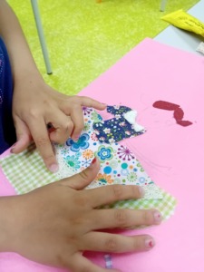 Colagem da renda no vestido