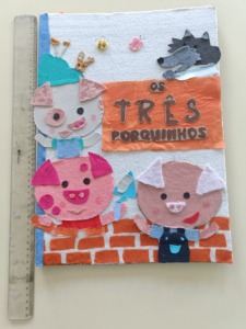 Capa da história infantil em tecido com régua de 50cm, para ser perceptível o tamanho exato