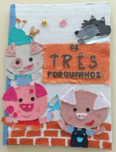 Capa final da história infantil de "Os 3 porquinhos".